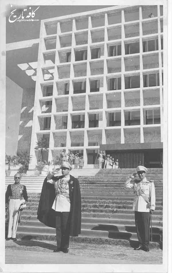 محمدرضا پهلوی به هنگام سلام در جلوی عمارت مجلس سنا