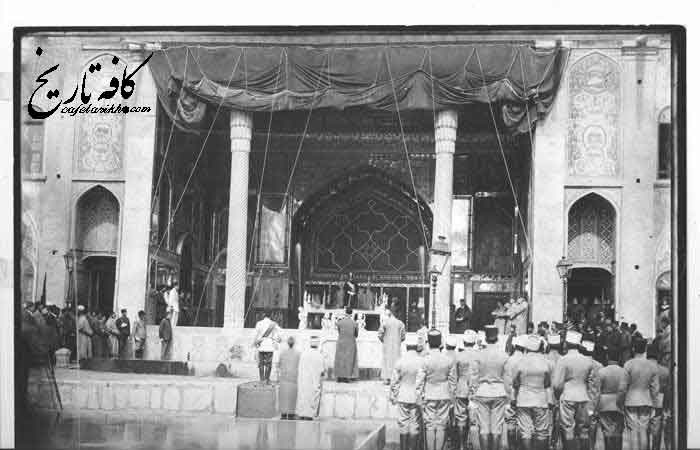 احمد شاه در حال دادن سلام رسمی