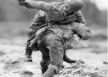 عکس جالبی از لحظه نجات یک سرباز زخمی امریکایی