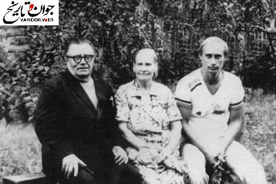 پوتین در کنار  پدر و مادرش/عکس