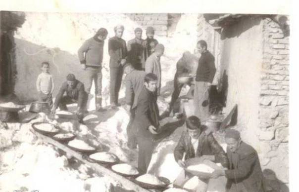 عکس/مراسم پخت غــذای نذری در ماه محرم دهه ٤٠ خورشیدی