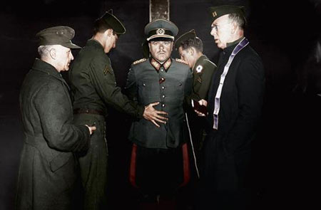 عکس/ تیرباران "آنتوان دوستلر" از رهبران نازی پس از تسلیم آلمان. 1945