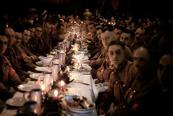 در سال ۱۹۴۱، افسران هیتلر کریسمس را جشن گرفته‌اند