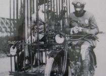 عکس/جابجایی زندانی با موتورسیکلت