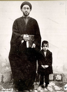 عکس/آیت الله طالقانی در کنار فرزندش دهه 30