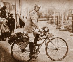 عکس/توریست دوچرخه سوار در تبریز  سال 1894