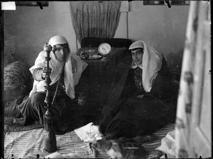 زنان قاجار در حال کشیدن قلیان