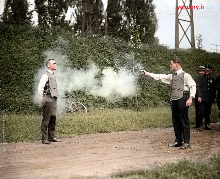 وی.اچ.مورفی و همکارش در حال آزمایش جلیقه ضدگلوله. سال 1923
