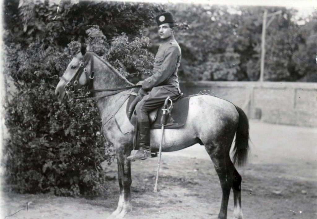 تصویری از یک سرباز سوار بر اسب مربوط به زمان قاجار