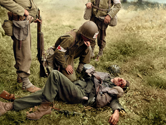 امدادگر امریکایی بالای سر سرباز مجروح آلمانی. سال 1944