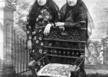 عکس عجیب ناصرالدین شاه و دخترانش