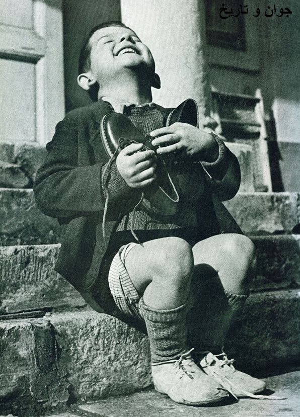 عکس/خوشحالی پسر بچه از داشتن کفش نو