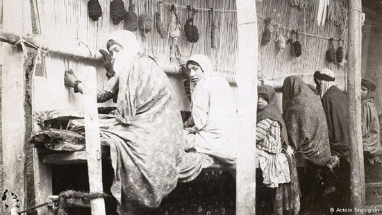 دختران فرش‌باف در زمان قاجار/عکس