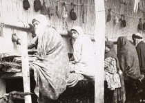 دختران فرش‌باف در زمان قاجار/عکس