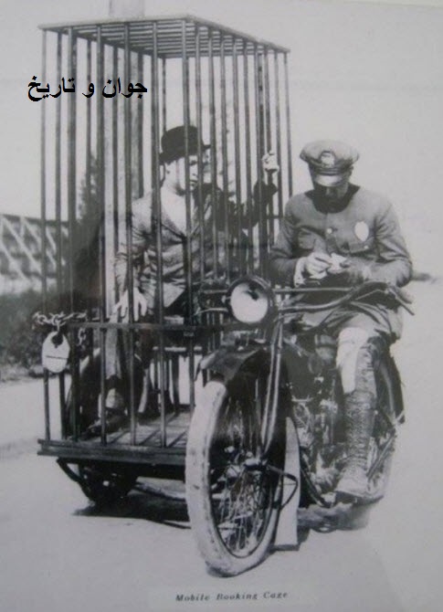 جابجایی زندانی با موتورسیکلت!/عکس