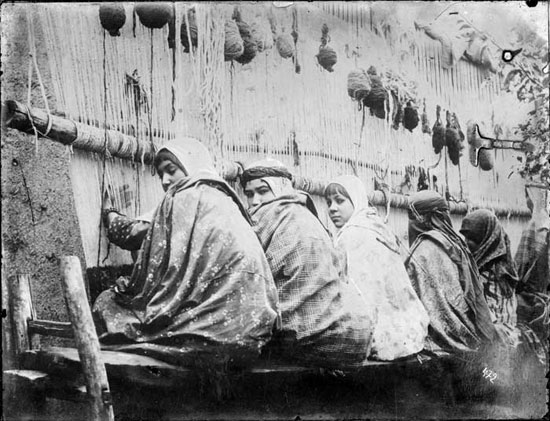فعالیت های تولیدی زنانِ روستاییِ عصرِ قاجار