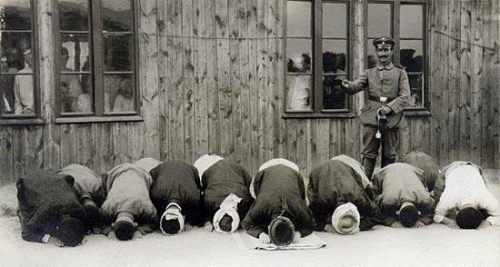 عکس/نماز اسرای مسلمان جنگ جهانی دوم