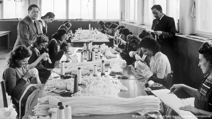 یک کارگاه تعمیر جوراب های نایلونی زنانه در حدود سال 1960