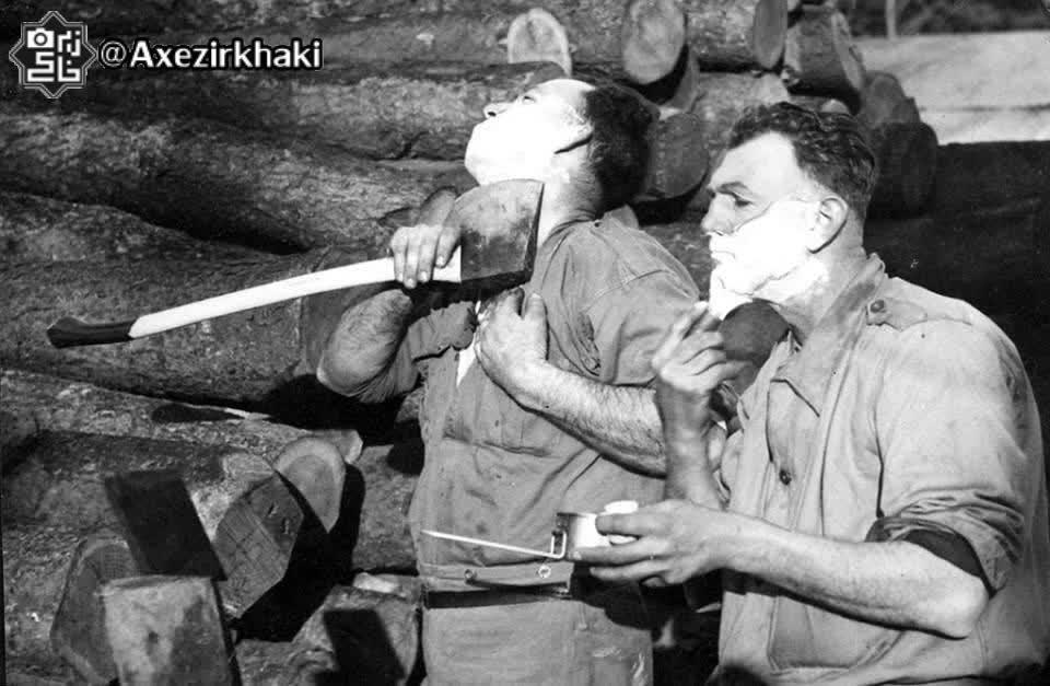 تصویر جالبی از اصلاح ریش با استفاده از تیزی تبر در طول جنگ جهانی دوم؛ ۱۹۴۱