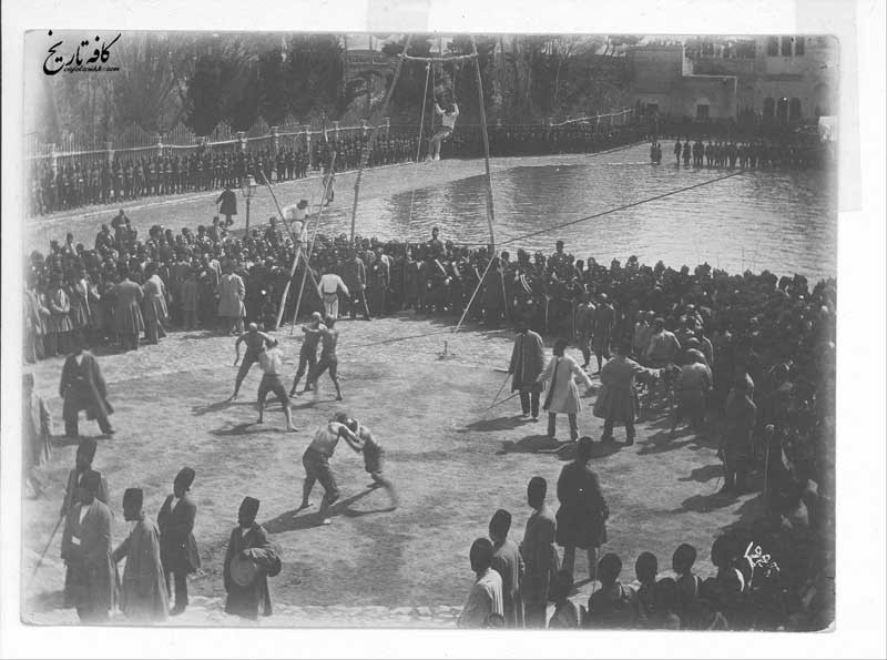 نمایش اکروباتیک و کشتی پهلوانی در میدان ارک تهران، در دوران سلطنت ناصرالدین شاه