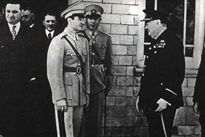 چرچیل نخست‌وزیر انگلستان در حیاط سفارت شوروی با شاه 