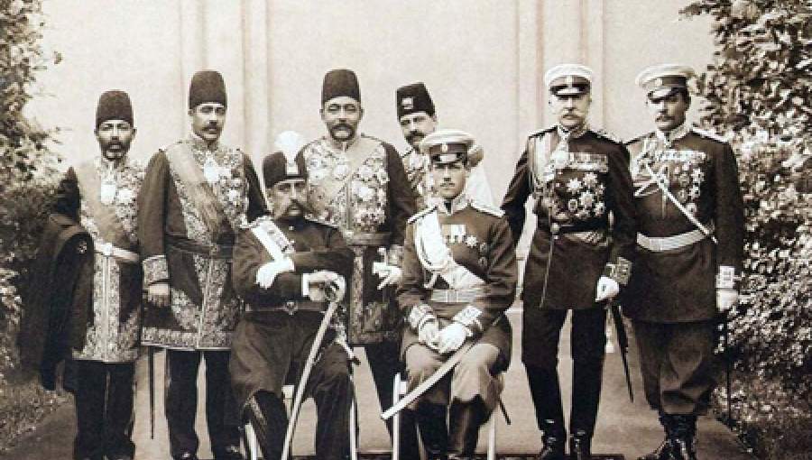 مظفرالدین شاه در مراسم گشايش اولين جلسه مجلس شورای ملی