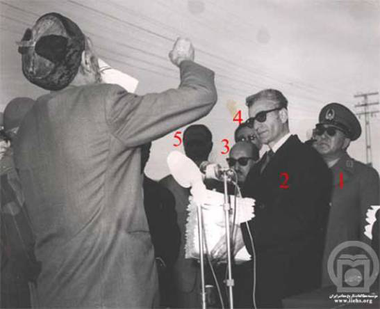 محمدرضا پهلوی در حال توزیع اسناد مالکی