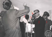 محمدرضا پهلوی در حال توزیع اسناد مالکی