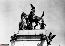 سقوط مجسمه دیکتاتور