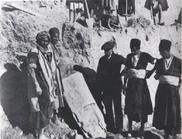 لحظه کشف لوح حمورابی + عکس