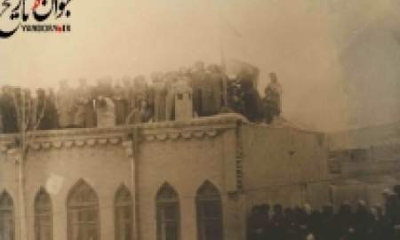 قاضي محمد رهبر حزب دمكرات كردستان هنگام سان ديدن از نيروهاي خود در مهاباد با حضور جمعي از خوانين و متنفذين محلي  كرد