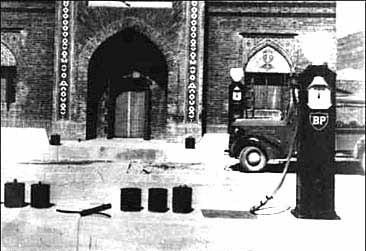 عکس/یک پمپ بنزین در سال1310