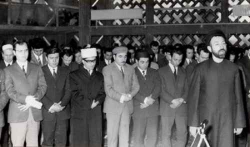 عکس/ وقتی اهل سنت نماز جماعت را به امامت شهید بهشتی خواندند