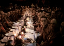 در سال ۱۹۴۱، افسران هیتلر کریسمس را جشن گرفته‌اند