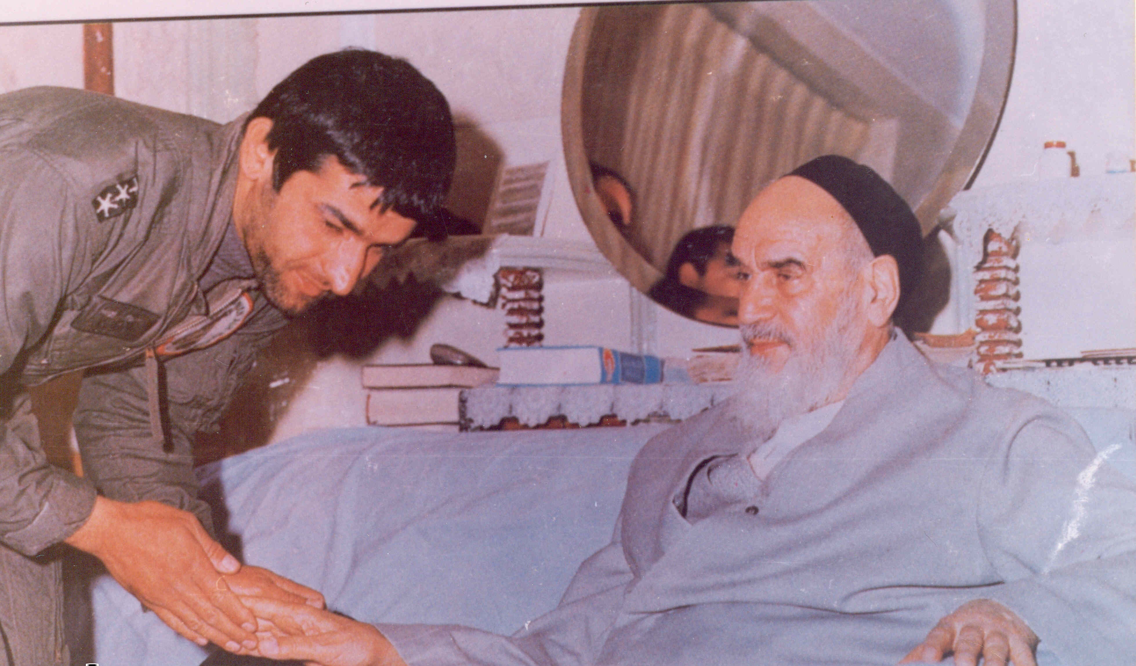 عکس/شهید عباس بابایی در دیدار با امام خمینی(ره)