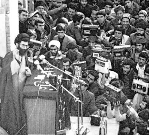 عکس/ سخنرانی رهبر انقلاب سال 57