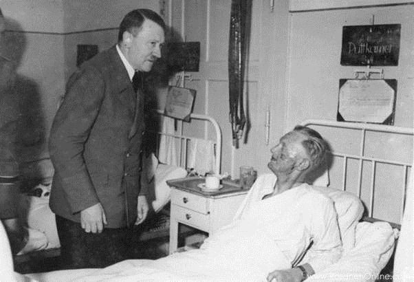 هیتلر در حال بازدید از سربازان مجروح
