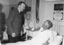 هیتلر در حال بازدید از سربازان مجروح