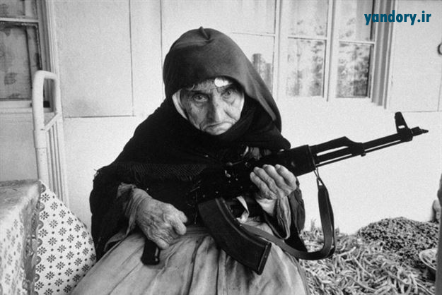 یک زن 107 ساله ارمنی در حال محافظت از خانه خود با سلاح در سال 1990