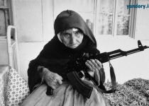 یک زن 107 ساله ارمنی در حال محافظت از خانه خود با سلاح در سال 1990