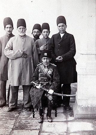 نصرت الدین میرزا سالارالسلطنه، فرزند ناصرالدین شاه با خدمتکاران دربار