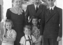 یوزف گوبلز در کنار خانواده اش و نزدیکترین دوستش آدولف هیتلر