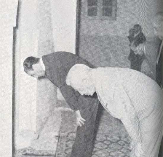 عکس/نماز جماعت به امامت محمدرضا پهلوی