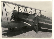 عکس/نخست وزیر قاجار در کنار هواپیما