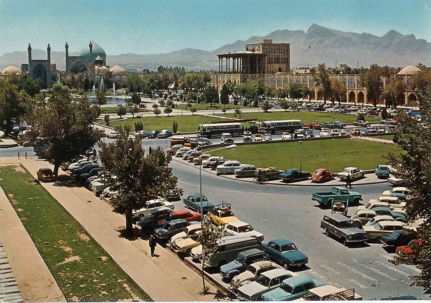 عکس/ترافیک میدان نقش جهان دهه 50