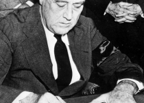سال ۱۹۴۱ – فرانکلین روزولت در حال امضای بیانیه جنگ علیه ژاپن