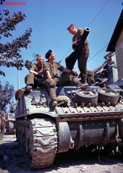 سال ۱۹۴۴: خدمه تانک شرمن M4 در نورماندی فرانسه