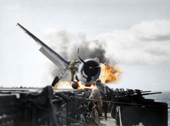 سقوط هواپیما بر روی عرشه ناو امریکایی در جریان نبرد اقیانوس آرام. 1943