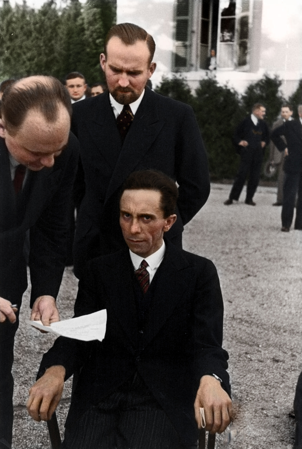 گوبلز در مقابل دوربین "آلفرد اینشتادس". 1943