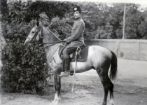 تصویری از یک سرباز سوار بر اسب مربوط به زمان قاجار